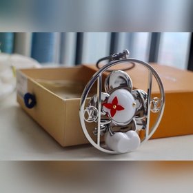 LV Сумка Подвеска Vivienne Swing подчеркивает молодость и энергич