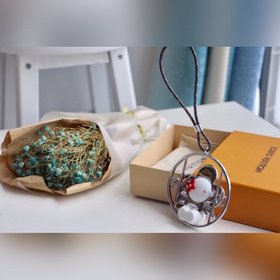 LV Сумка Подвеска Vivienne Swing подчеркивает молодость и энергич