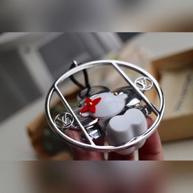 LV Сумка Подвеска Vivienne Swing подчеркивает молодость и энергич