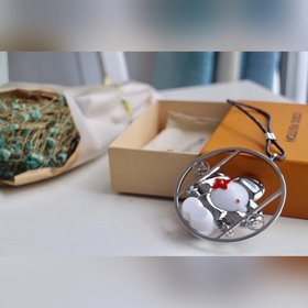 LV Сумка Подвеска Vivienne Swing подчеркивает молодость и энергич