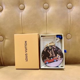 LV круглый брелок Этот изысканный аксессуар для сумкиз классическ