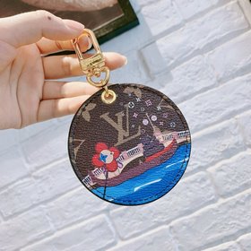 LV круглый брелок Этот изысканный аксессуар для сумкиз классичес