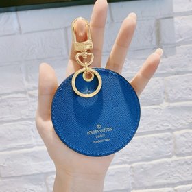 LV круглый брелок Этот изысканный аксессуар для сумкиз классичес