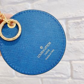 LV круглый брелок Этот изысканный аксессуар для сумкиз классичес