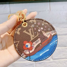 LV круглый брелок Этот изысканный аксессуар для сумкиз классичес