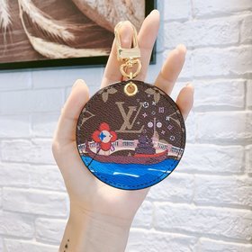 LV круглый брелок Этот изысканный аксессуар для сумкиз классичес