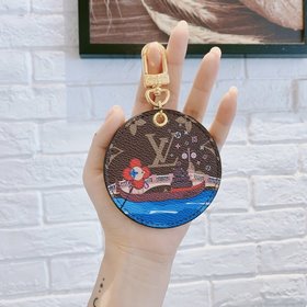 LV круглый брелок Этот изысканный аксессуар для сумкиз классичес