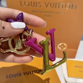 LV Модель M63749 Эта сумка New Wave и брелок для ключей представл