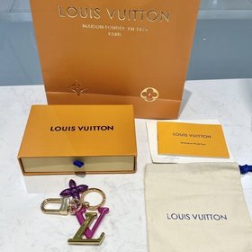 LV Модель M63749 Эта сумка New Wave и брелок для ключей представл