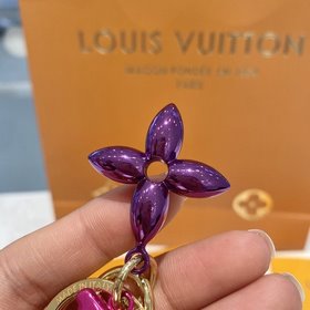 LV Модель M63749 Эта сумка New Wave и брелок для ключей представл