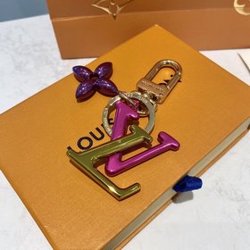 LV Модель M63749 Эта сумка New Wave и брелок для ключей представл
