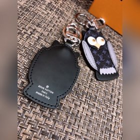 LV Модель M69482 Сумка с украшением виде совы и брелок Сережка ви