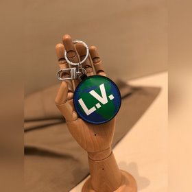 LV Брелок «Земля» Мягкий монограммный узор в сочетании с шелкогра