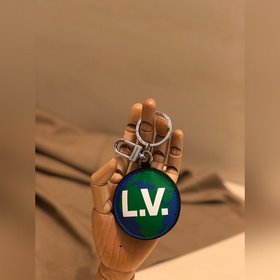 LV Брелок «Земля» Мягкий монограммный узор в сочетании с шелкогра