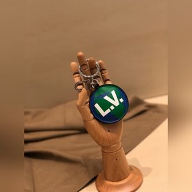 LV Брелок «Земля» Мягкий монограммный узор в сочетании с шелкогра