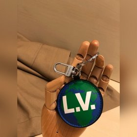 LV Брелок «Земля» Мягкий монограммный узор в сочетании с шелкогра