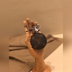 LV Брелок «Земля» Мягкий монограммный узор в сочетании с шелкогра