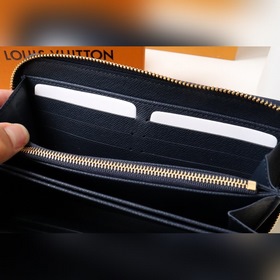 LV Артикул： M81226 Кошелек на молнии Модель Monogram в новом ис