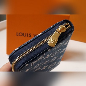 LV Артикул： M81226 Кошелек на молнии Модель Monogram в новом ис