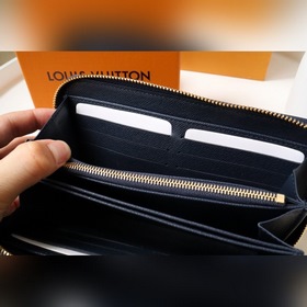 LV Артикул： M81226 Кошелек на молнии Модель Monogram в новом ис
