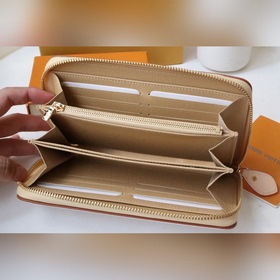 LV молния Кошелек Артикул： M81476 Этот кошелек является одним из