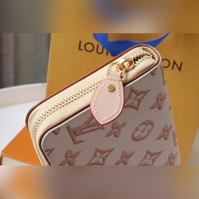 LV молния Кошелек Артикул： M81476 Этот кошелек является одним из 