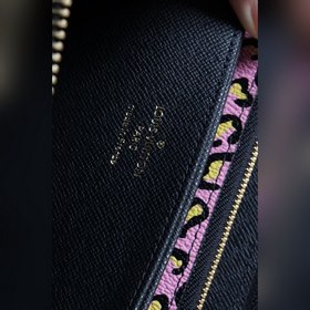 LV Кошелек на молнии Артикул： M80683 Это модель из коллекции Wi