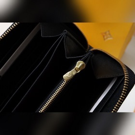 LV Кошелек на молнии Артикул： M80683 Это модель из коллекции Wi