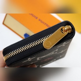 LV Кошелек на молнии Артикул： M80683 Это модель из коллекции Wi