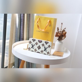 LV Кошелек на молнии Артикул： M80683 Это модель из коллекции Wi