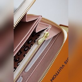 LV Кошелек на молнии Артикул： M80683 Это модель из коллекции Wi