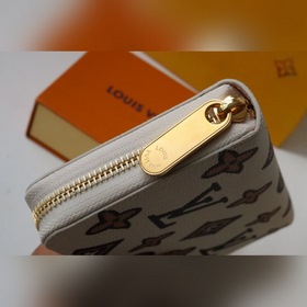 LV Кошелек на молнии Артикул： M80683 Это модель из коллекции Wi