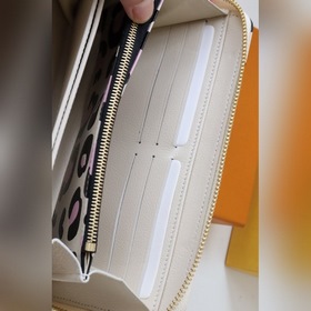 LV Модный новый кошелек на молнии Артикул： M80680 Это одна из м