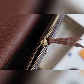 LV Модель M61289 Emilie Кошелек Изготовлен из мягкой ткани Monog