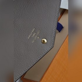 LV Артикул： 80496 Кошелек на молнии Изготовлен из двухцветной ко