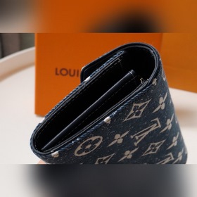 LV Артикул： M81183 Кошелек Sarah Этот кошелек Sarah выполнен из