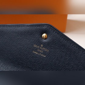 LV Артикул： M81183 Кошелек Sarah Этот кошелек Sarah выполнен из 