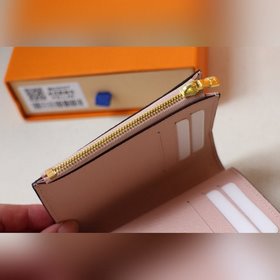 LV  ARIANE Кошелек Артикул： M62037  Компактный размер и продум