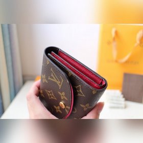 LV  ARIANE Кошелек Артикул： M62037  Компактный размер и продум