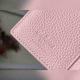 LV Артикул： M81212 Розовый Короткая модель Кошелек Материал： кож