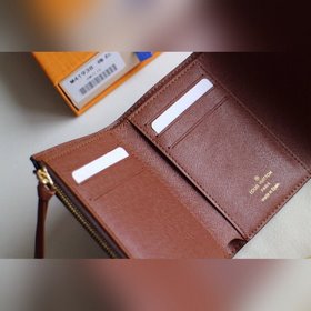 LV Модель M41938 Кошелек VICTORINE Изящный и функциональный, это