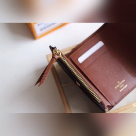 LV Модель M41938 Кошелек VICTORINE Изящный и функциональный, это