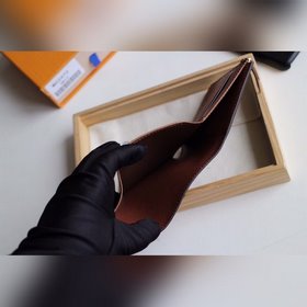 LV Модель M41938 Кошелек VICTORINE Изящный и функциональный, это