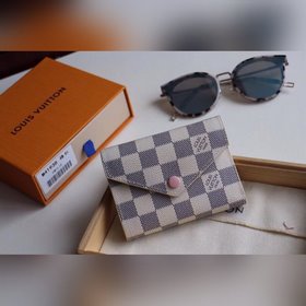 LV Модель M41938 Кошелек VICTORINE Изящный и функциональный, это