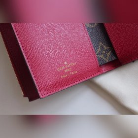 LV ARIANE Кошелек Модель M62037  Компактный размер и продуманная