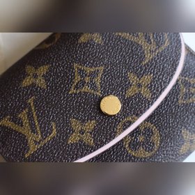 LV ARIANE Кошелек Модель M62037  Компактный размер и продуманная