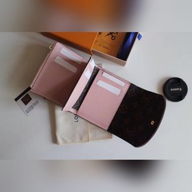 LV ARIANE Кошелек Модель M62037  Компактный размер и продуманная