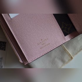 LV ARIANE Кошелек Модель M62037  Компактный размер и продуманная