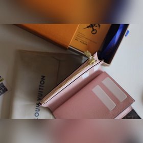 LV ARIANE Кошелек Модель M62037  Компактный размер и продуманная