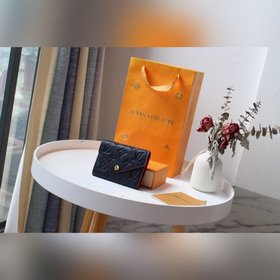LV Модель M64060 Элегантный и практичный компактный кошелек Этот 